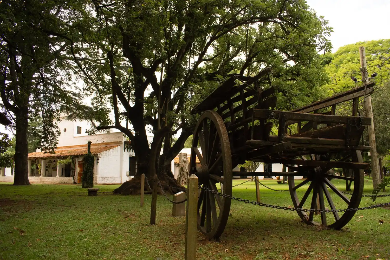 Peña en los jardines del Museo Pampeano a beneficio de la escuela Primaria nº1