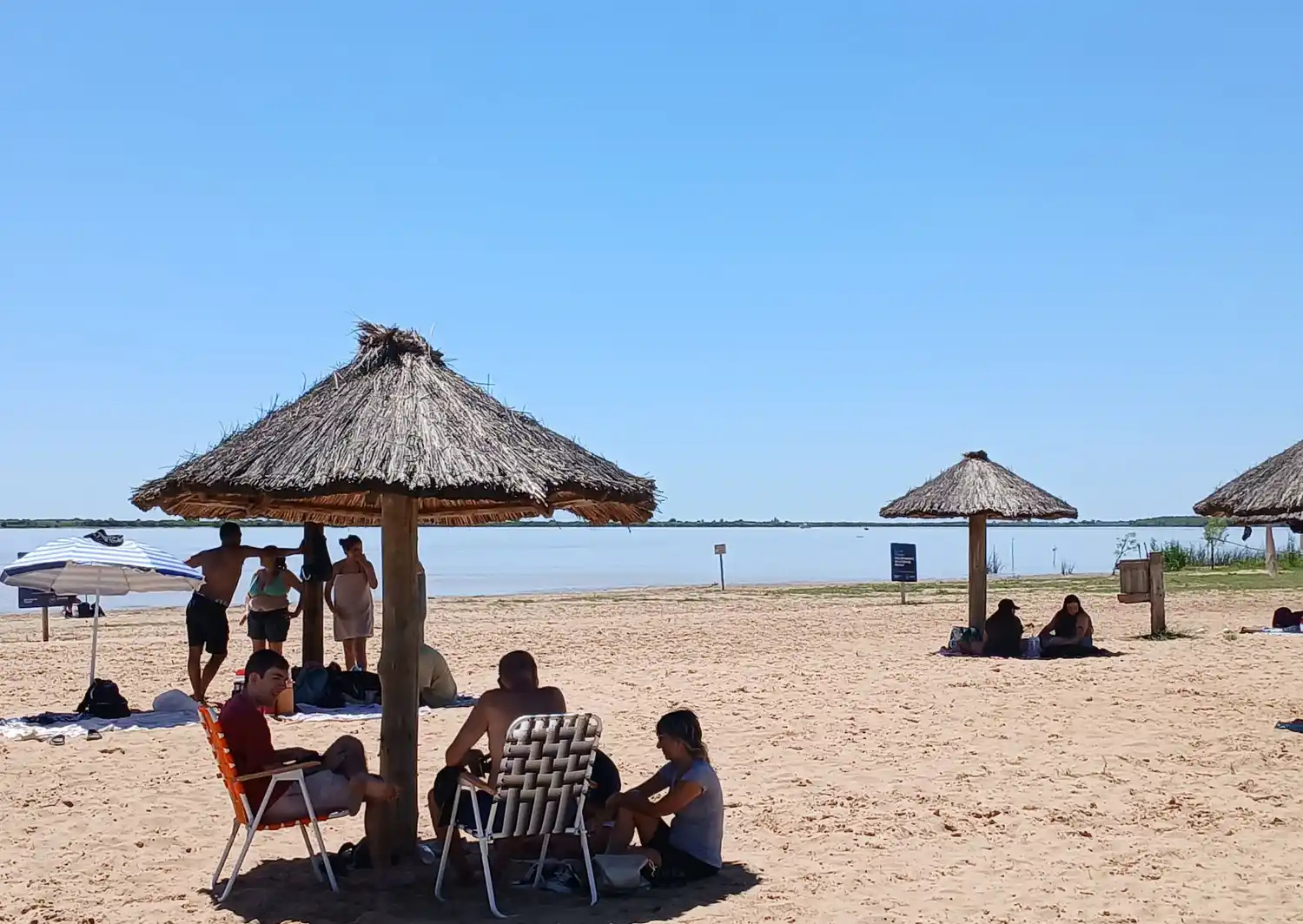 Muchos sampedrinos disfrutan del verano en la playa pública de Vuelta de Obligado. Foto: La Opinión.