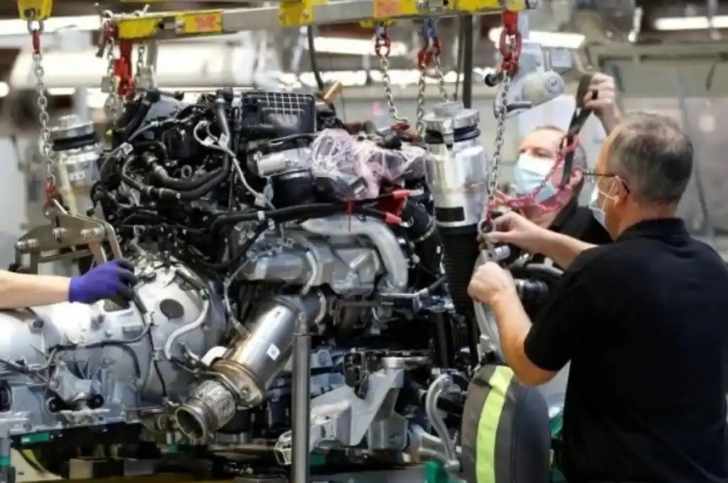 A lo largo del año pasado, la actividad industrial creció 4,3% y la construcción 3,5%