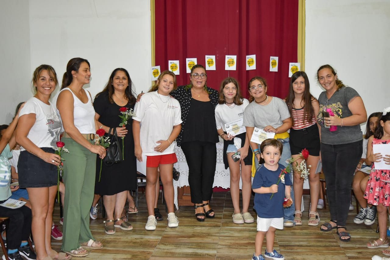 Florencia Díaz, en el centro, junto a estudiantes de su taller.