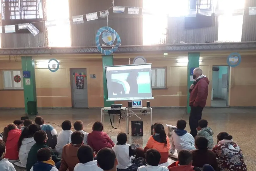 Charla sobre salud animal en escuelas