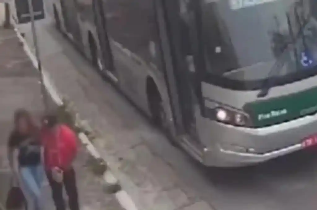 Una cámara de seguridad captó el momento del atatque