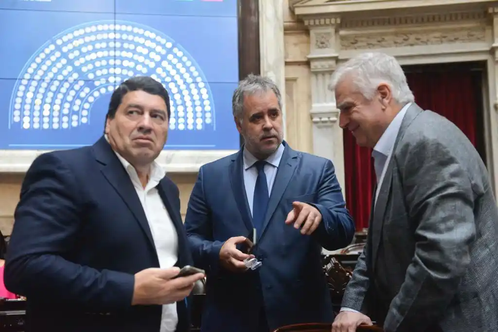 "Topo" Rodríguez, al centro, junto a diputados de diferentes bloques de la Cámara.