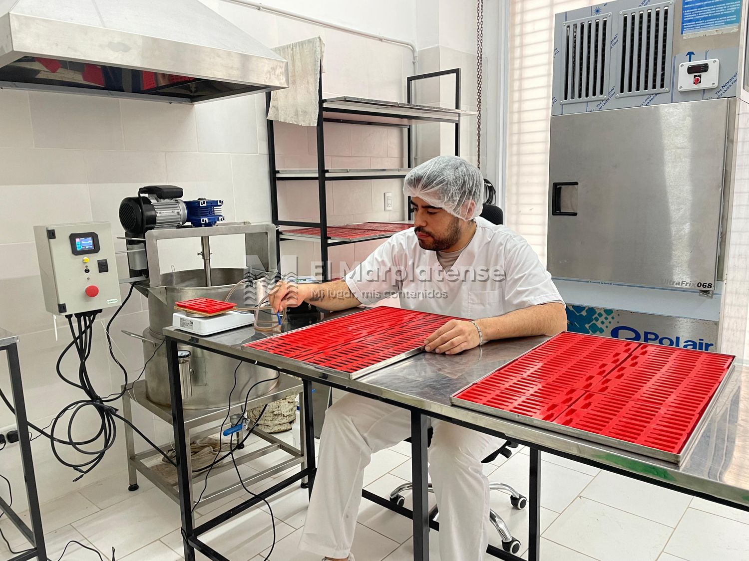 Etapa de producción con los moldes y la máquina dosificadora.