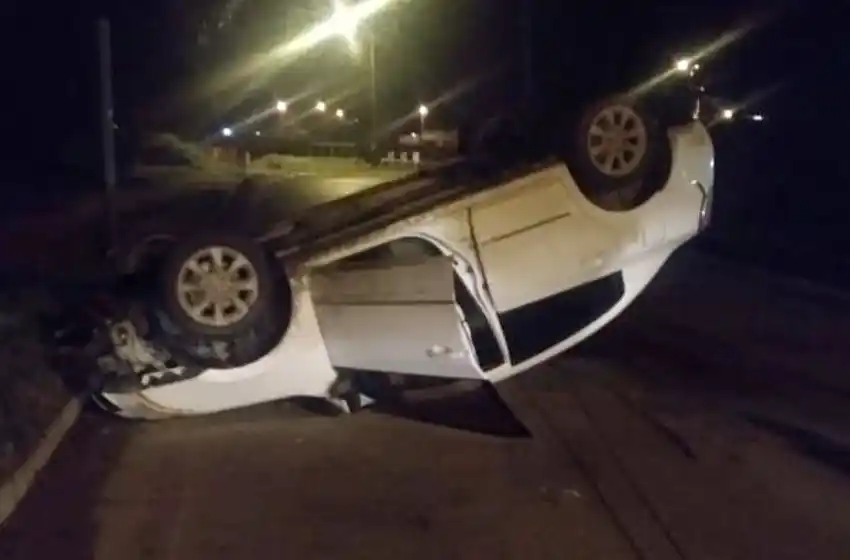 Alcohol al volante: impactó contra un poste de luz y volcó