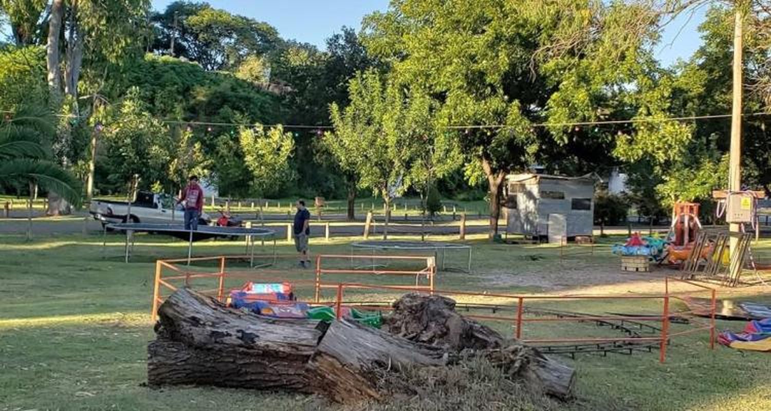 La intimación a una puestera de la costanera desató debate