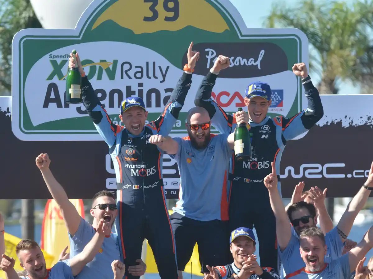 Neuville controló todo y festejó