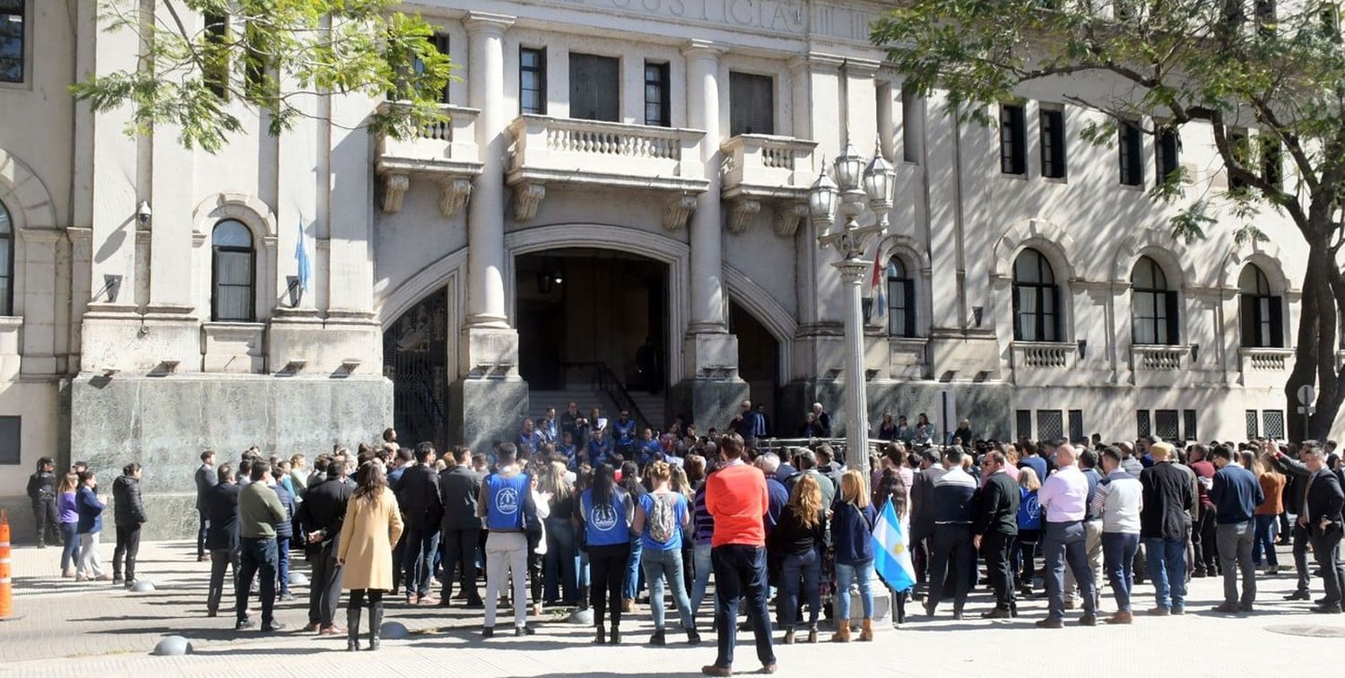 Trabajadores judiciales se concentraron primero en el hall de Tribunales, y luego en las escalinatas y en la plaza. También efectuaron presentaciones formales. Crédito: Guillermo Di Salvatore