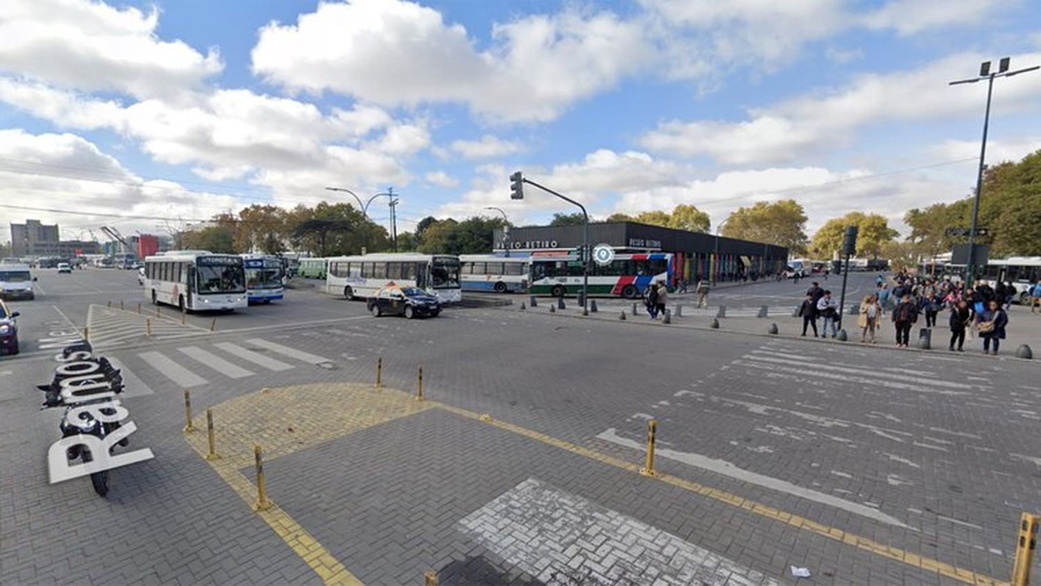 Un hombre le quitó el arma a un policía en Retiro y comenzó a disparar: hay cuatro heridos