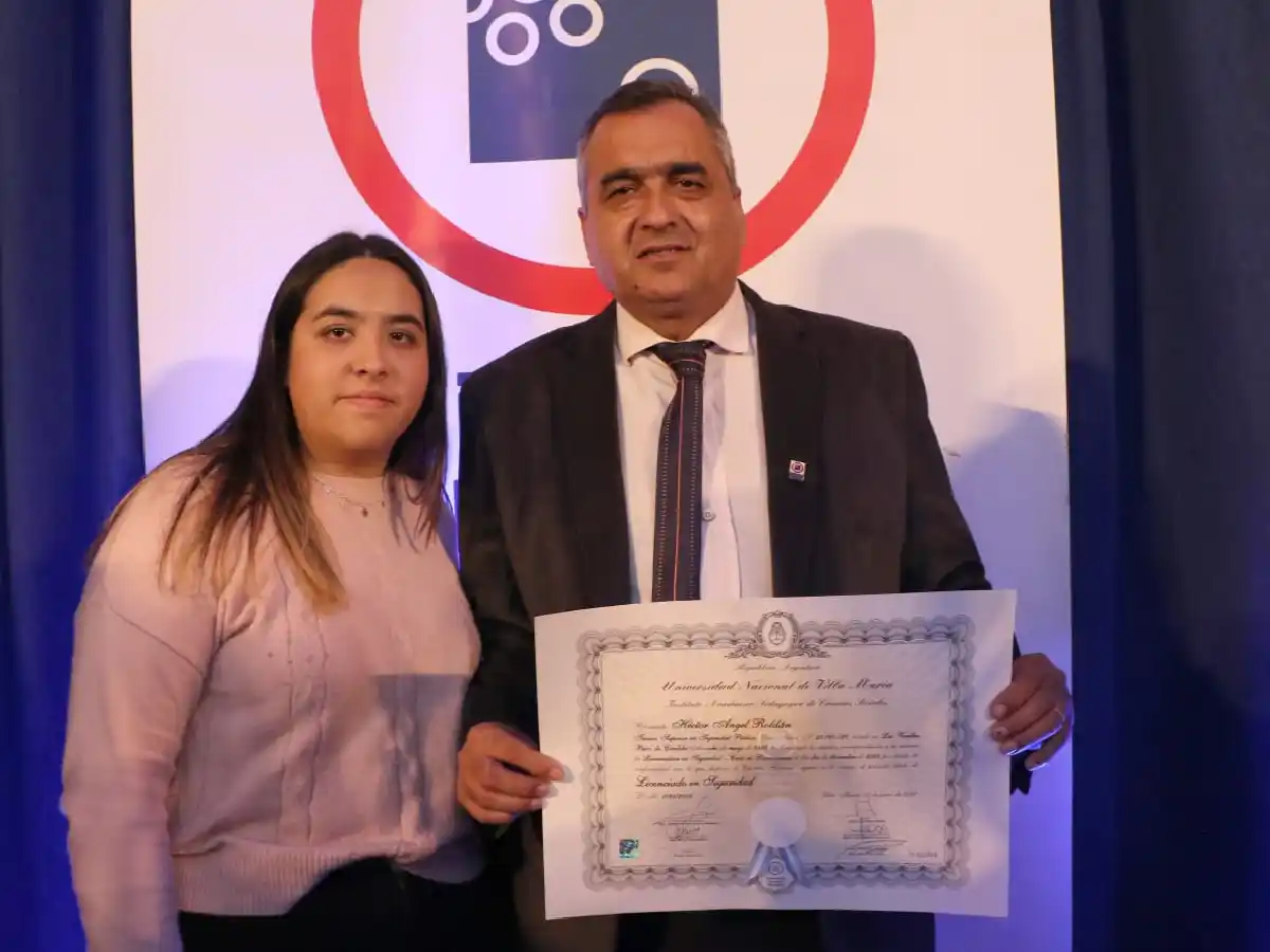 Un diploma para el comisario y licenciado   