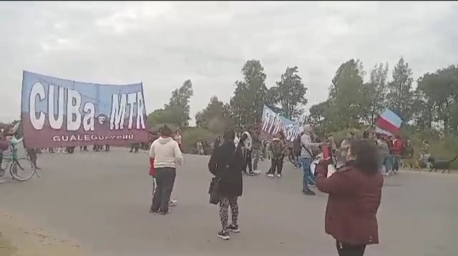 Cuba MTR se manifestó en el Acceso Sur y cortó el tránsito