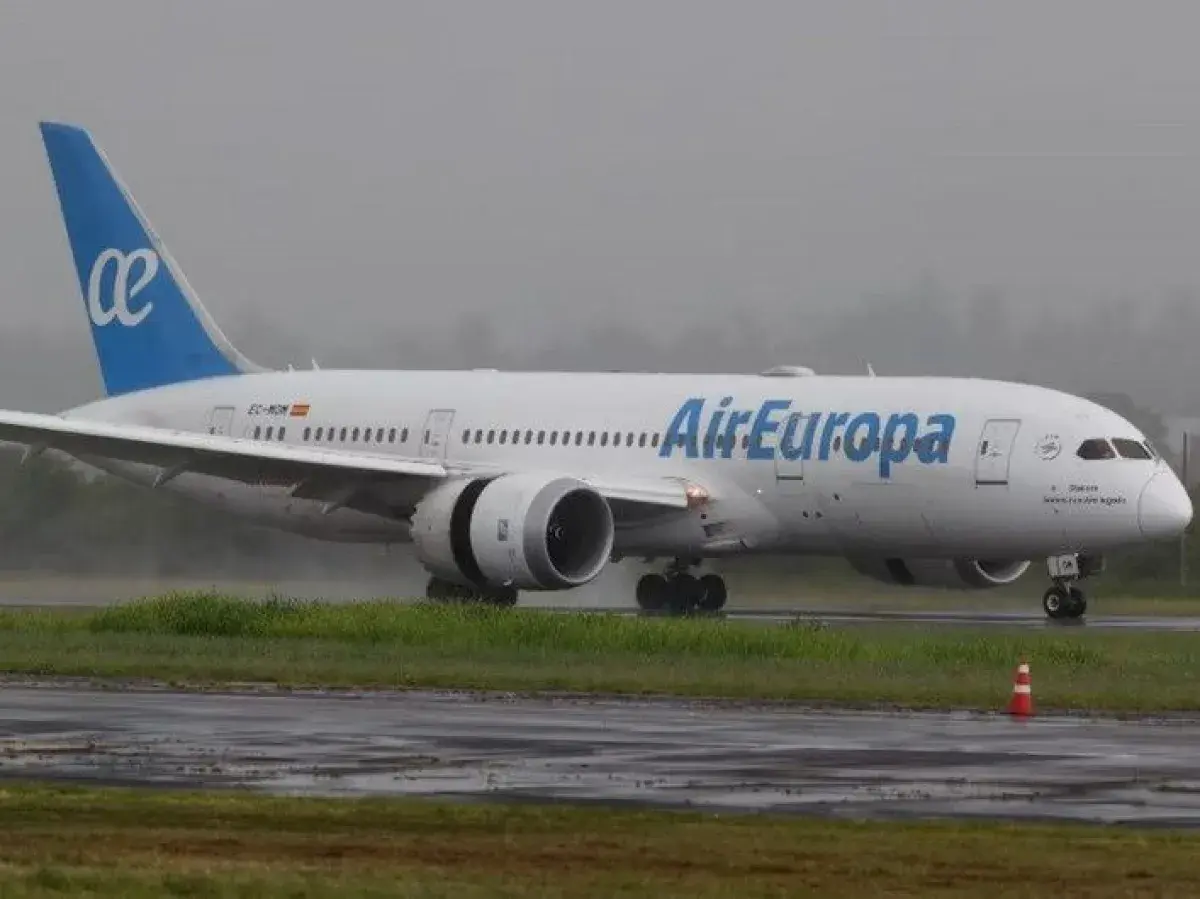 Un avión que viajaba desde Argentina a España debió aterrizar de emergencia en Paraguay