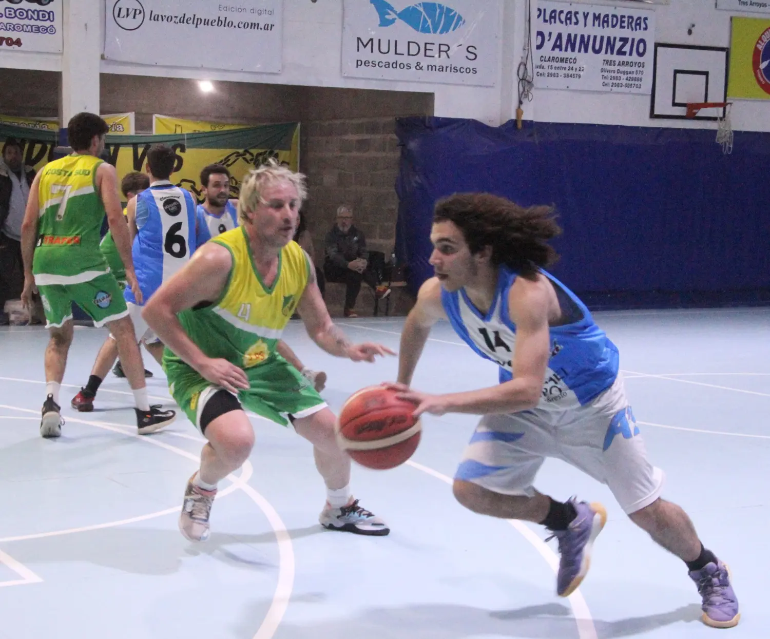 Alumni ganó el duelo de invictos y también lidera