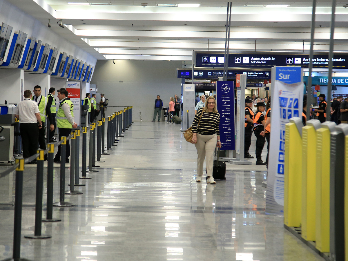 Dos aerolíneas emitirán pasajes en dólares para evitar el recargo del 30%
