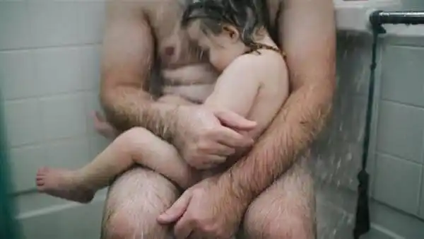 Más críticas a Facebook: ahora censuró a un padre y su hijo desnudos