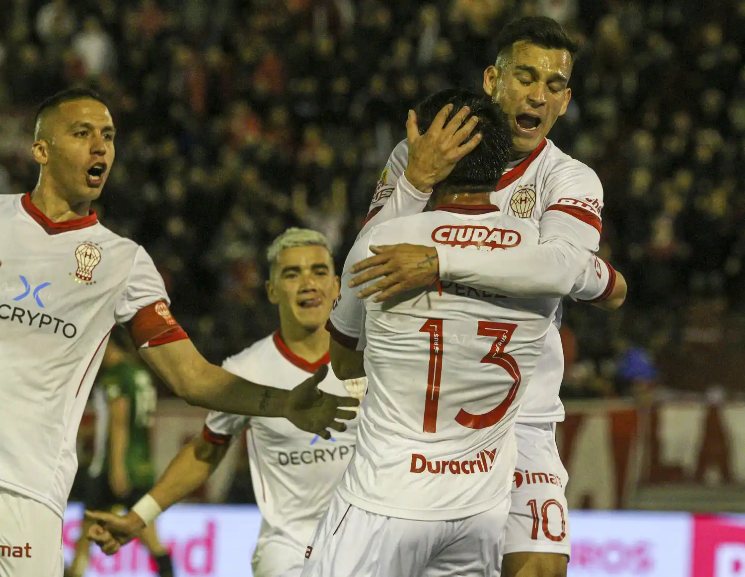 Huracán ganó y no se baja de la pelea