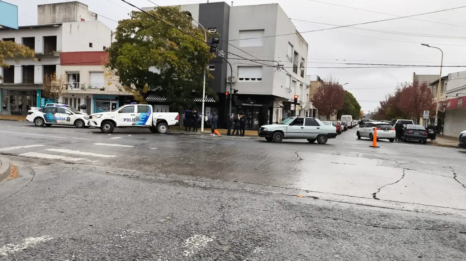 Si bien ambos vehículos presentaron daños materiales, no se registraron heridos.