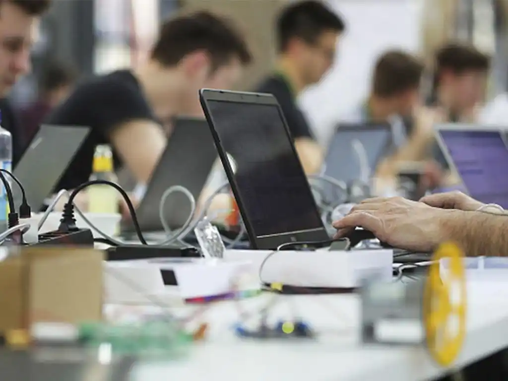 Proyectan entregar 350.000 computadoras para alumnos y dar créditos a docentes