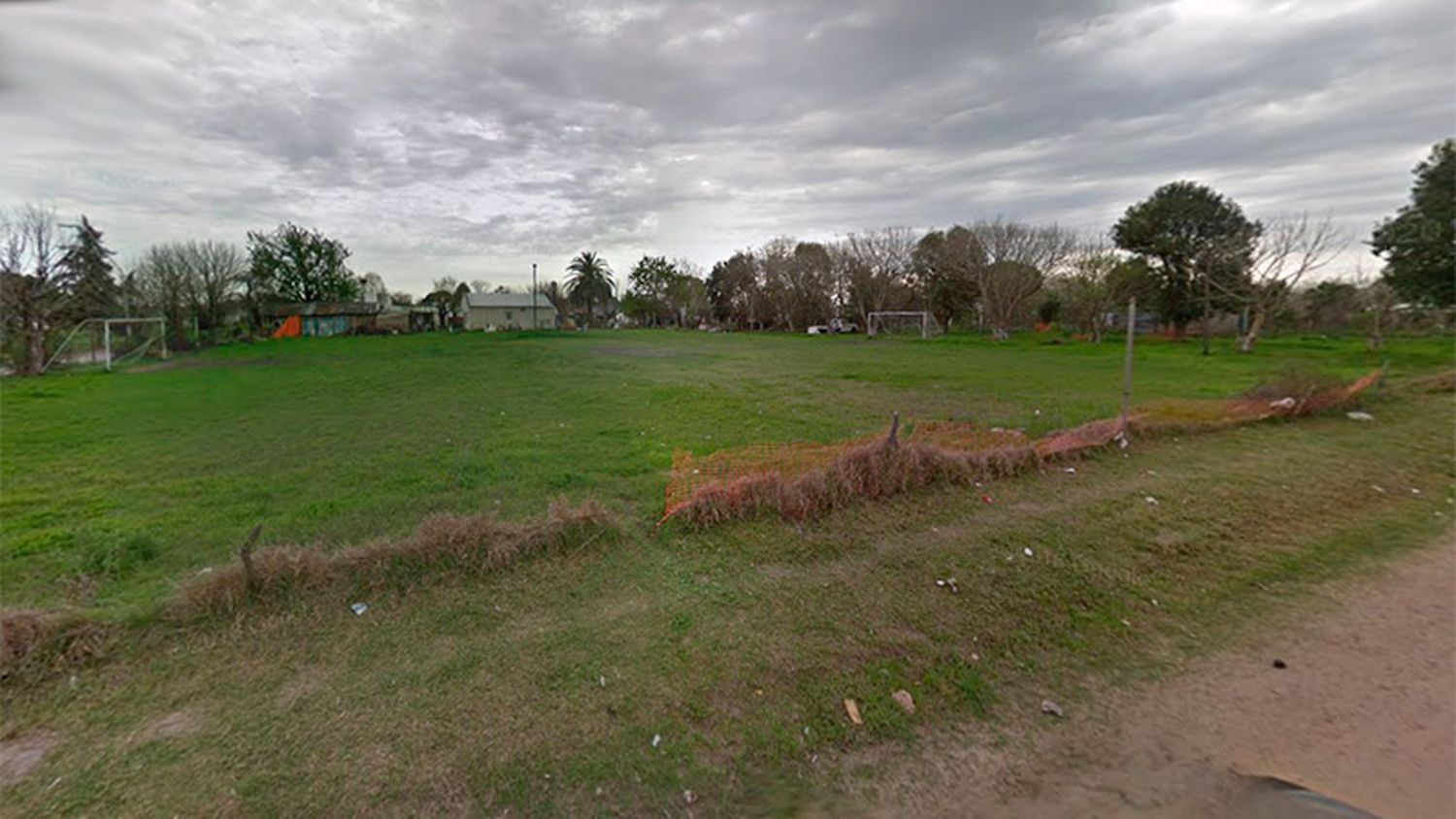 Un nene cayó a un pozo ciego al intentar buscar una pelota de fútbol