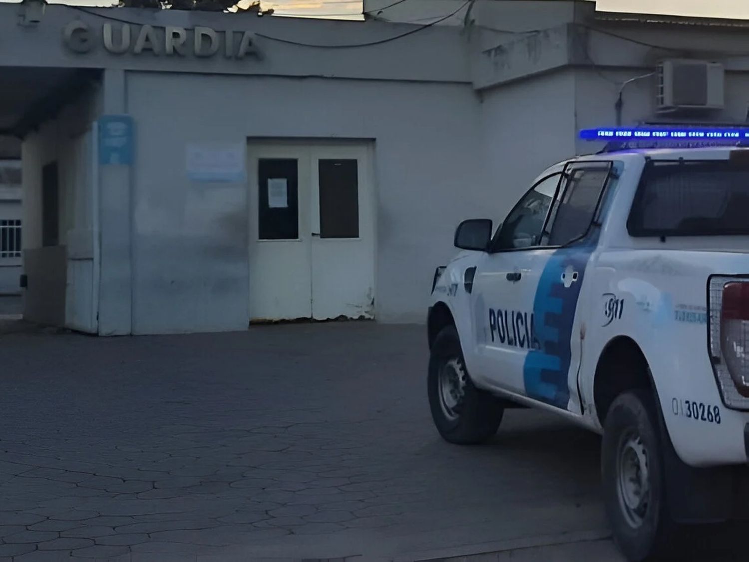 El hombre fue reducido por el personal policial.