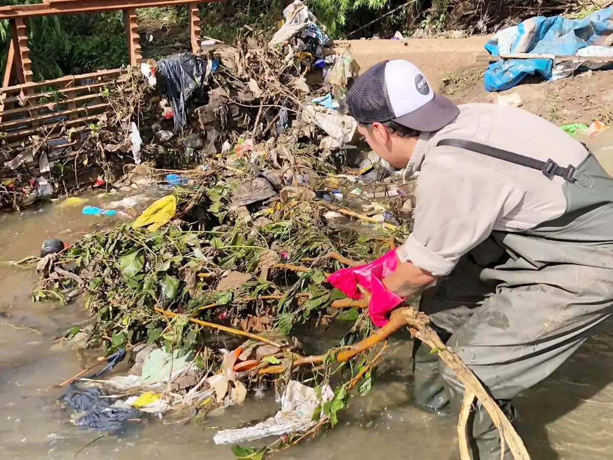 Se realizaron trabajos de saneamiento y retiro de residuos en el Arroyo Manzores