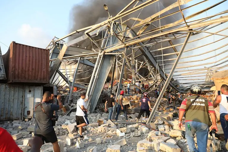 Al menos 73 muertos y 3700 heridos por la explosión en Beirut