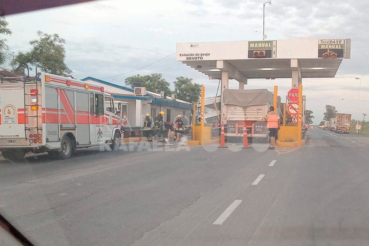 Un camión se incrustó en la cabina de Peaje de Devoto: dos heridos