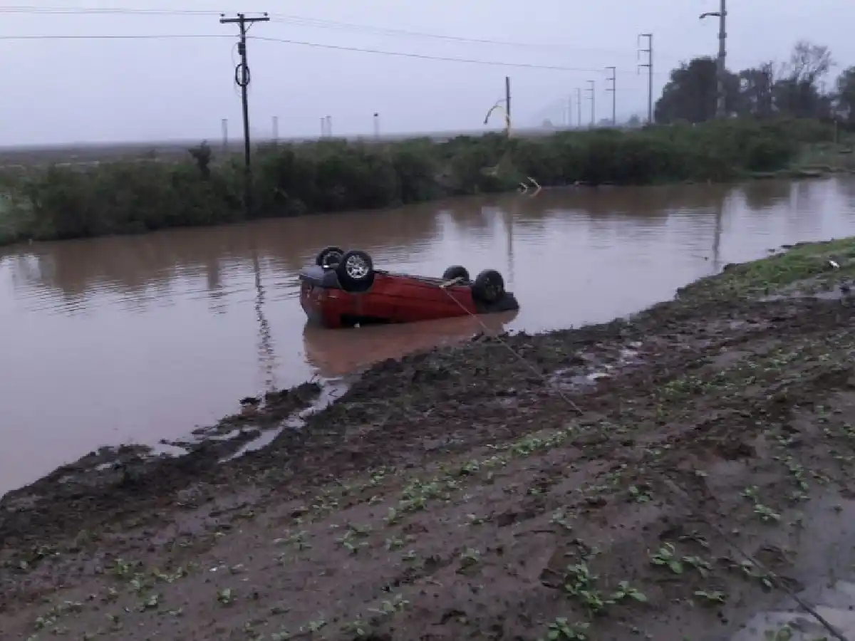 Un auto volcó y terminó en una cuneta en la ruta 158 