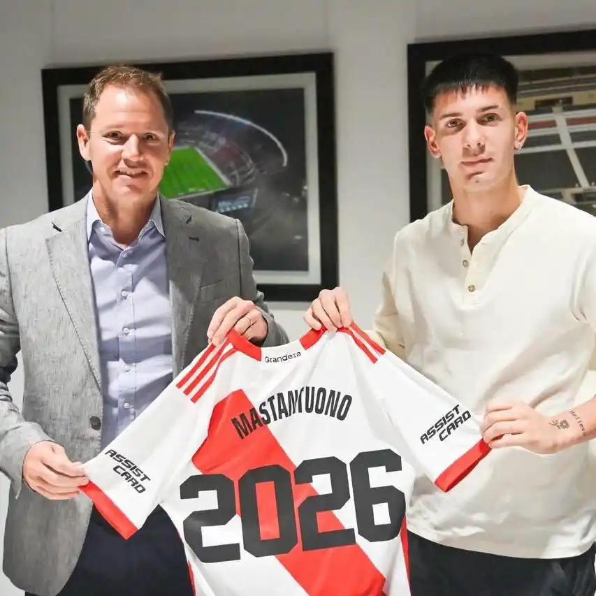 Mastantuono junto al presidente Brito.