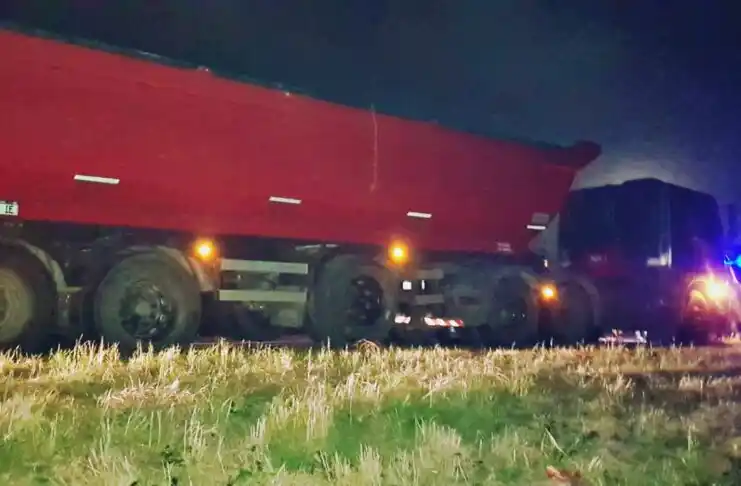 Un camión evadió un control policial, embistió a dos patrulleros y fue perseguido por más de una hora