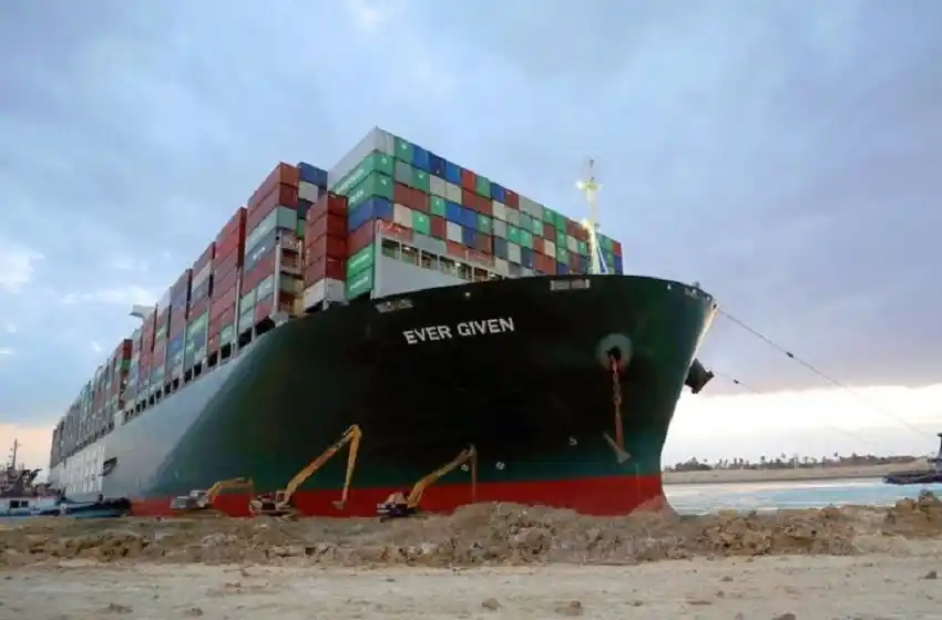 Liberaron parcialmente al buque Ever Given, pero sigue bloqueado el canal de Suez