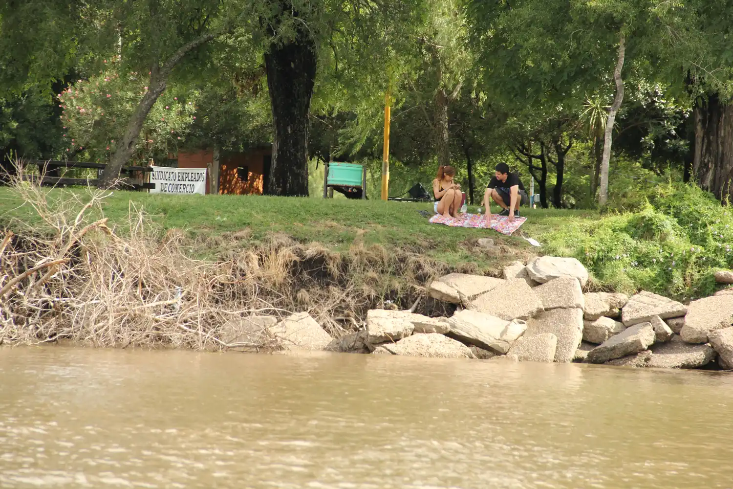  La Rural se mete en la polémica por el estado del río y apunta contra el Municipio