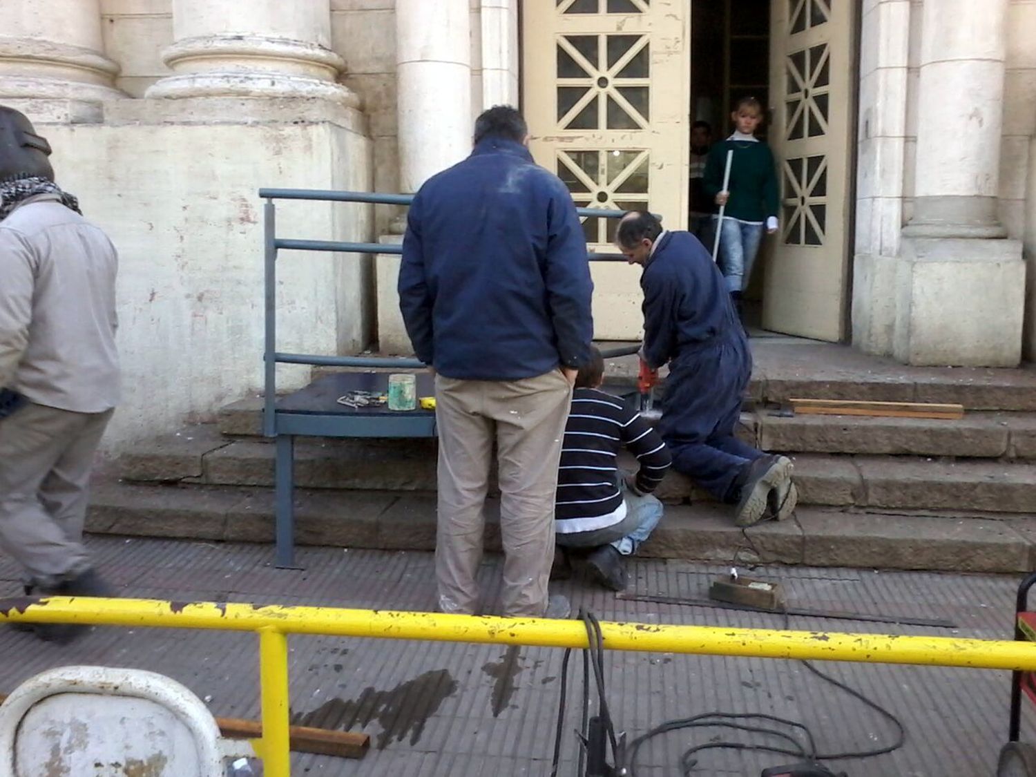 Colocaron la rampa de accesibilidad en la Escuela Gervasio Méndez