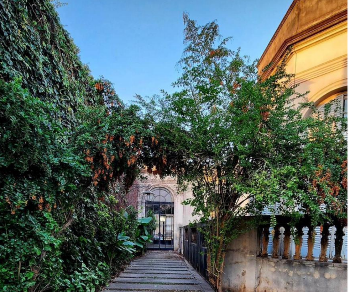 Entrada y patio de la casa que será sede de CENER en Gualeguay-