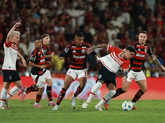 Flamengo dominó, pero dejó con vida a Estudiantes