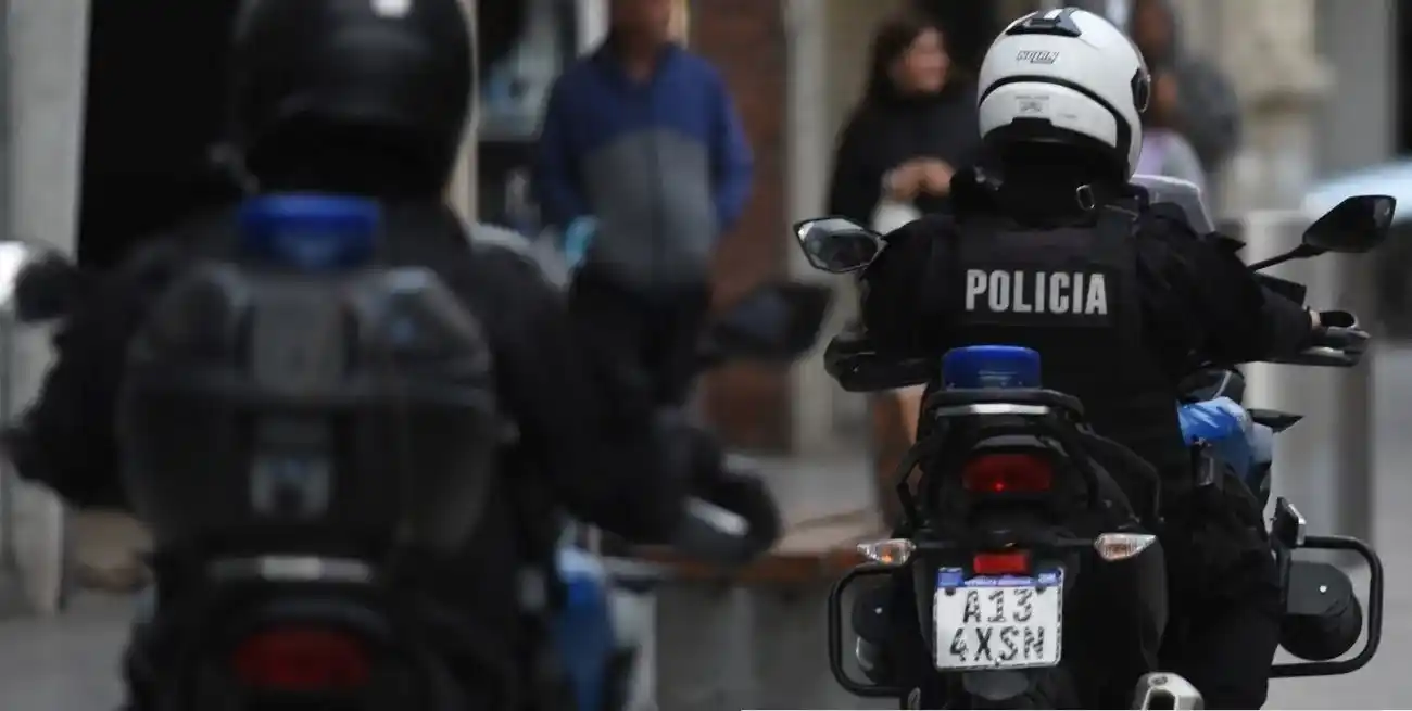 Insólito: asaltó a un motociclista con una pistola de juguete y se resistió al arresto