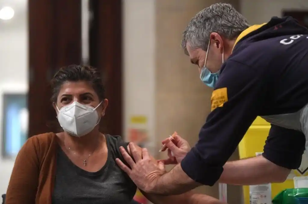 La mitad de los adultos británicos recibieron una dosis de la vacuna