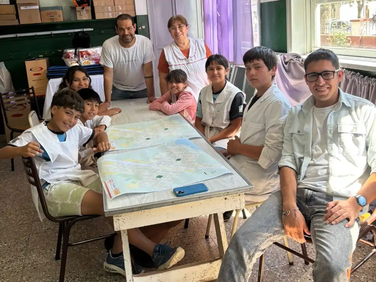 Los niños se reúnen y generan propuestas.