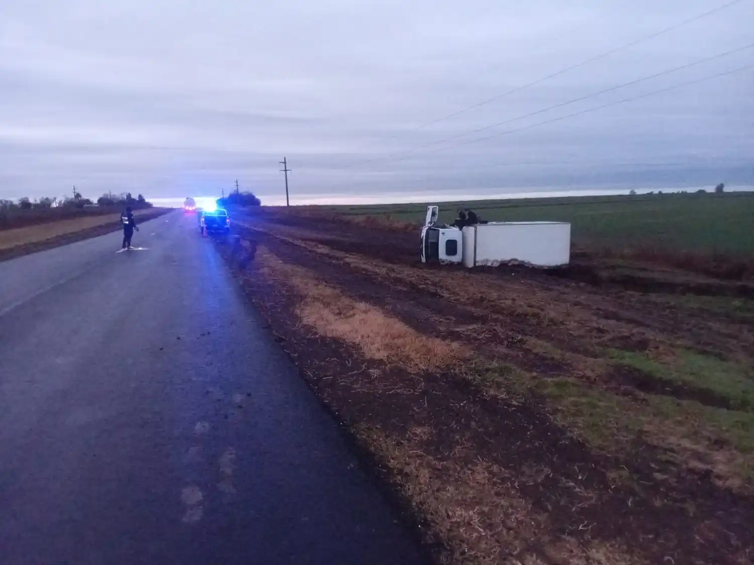 Despiste y vuelco de un camión en Ruta Provincial Nº 26