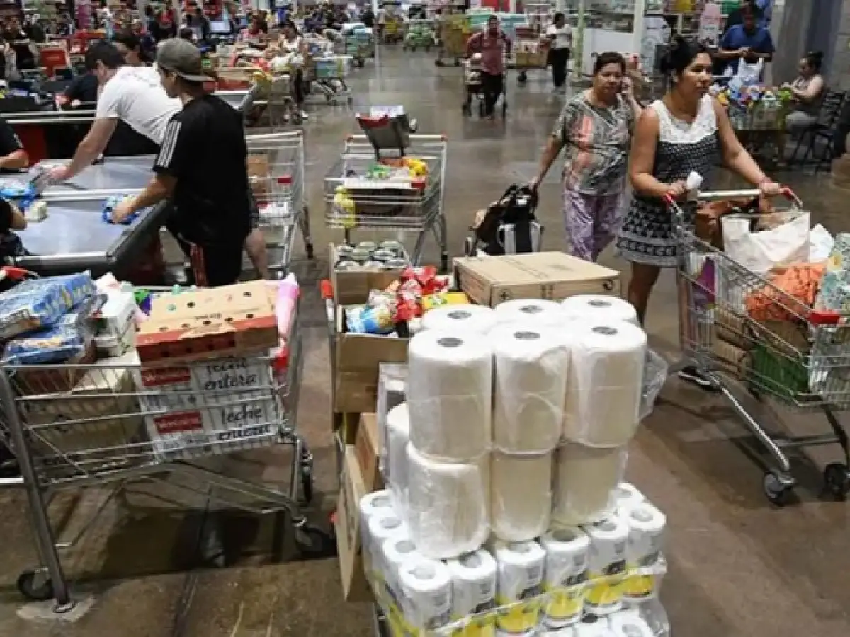 Por la devaluación del peso argentino, los chilenos "invaden" los supermercados mendocinos