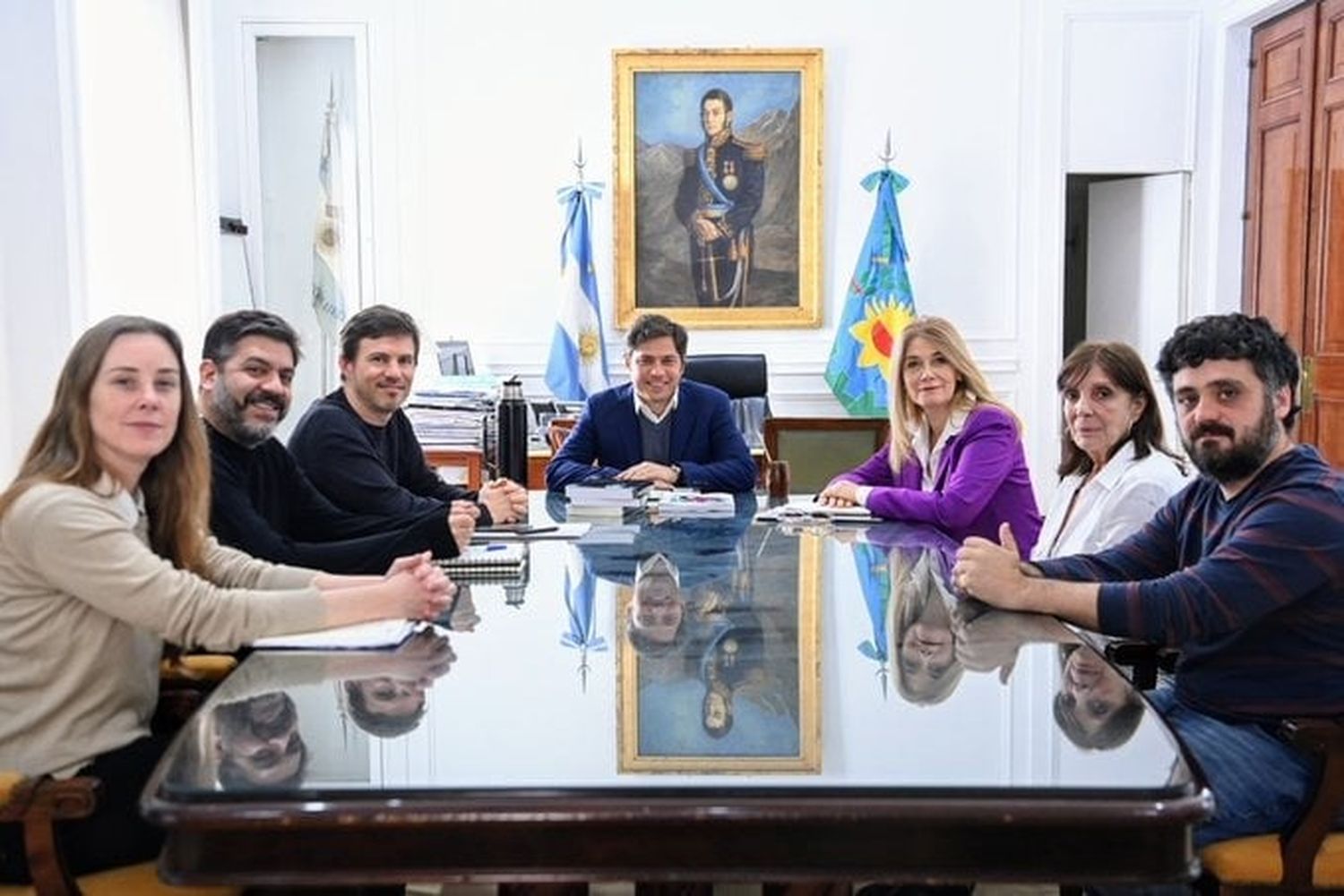 Kicillof y su Gabinete reunidos con los jefes de bloques de UxP en la Legislatura Bonaerense.