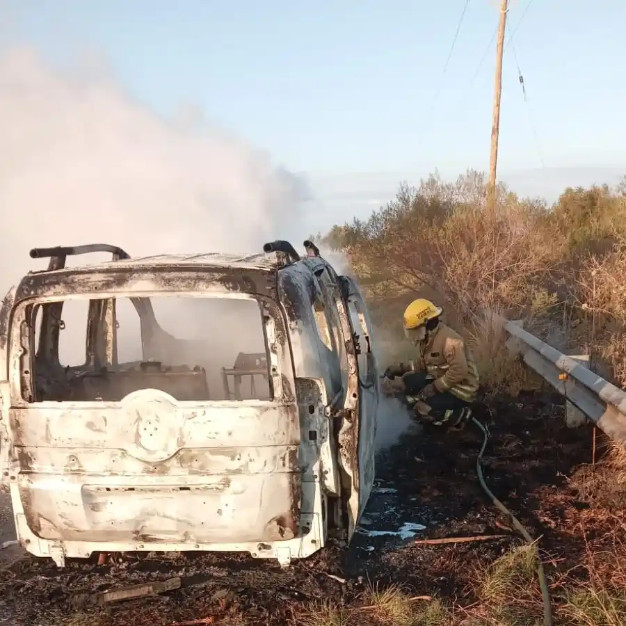 Advirtió humo, intentó apagarlo con un matafuego y el auto terminó consumido por las llamas