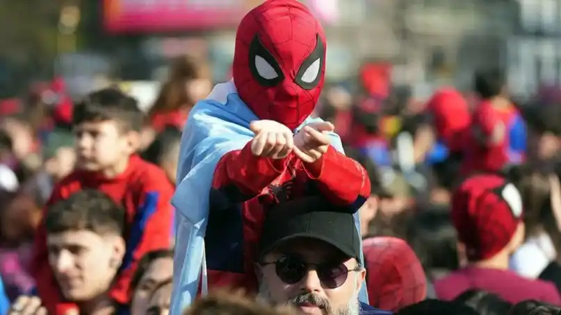 Cientos de personas disfrazadas de Spiderman coparon el Obelisco para romper un récord mundial