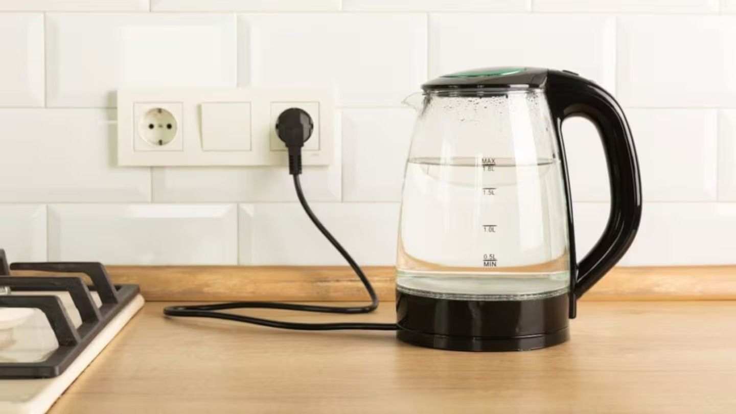 El riesgo oculto de la pava eléctrica: por qué no conviene dejarla enchufada todo el día