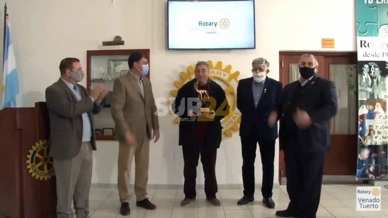 Después de larga espera, entregaron el Venadito de Oro al Hermano Santos Ortiz