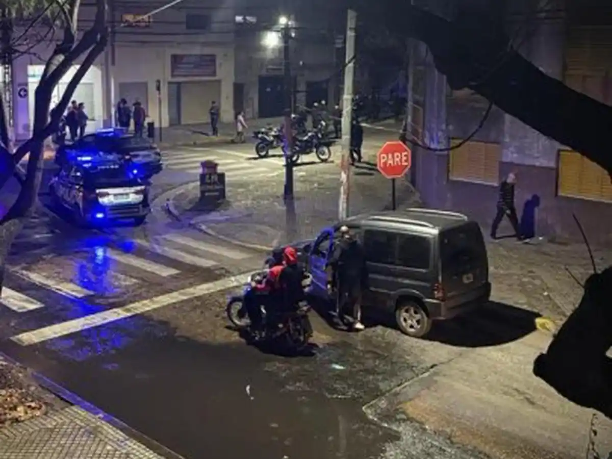 Fatal balacera en Rosario: asesinaron a un hombre e hirieron a dos mujeres
