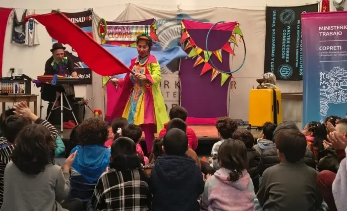 Niños y niñas disfrutaron de espectáculos de clown, teatro y actividades recreativas gratuitas en el cierre de las vacaciones de invierno, en el marco del programa "Vacaciones Divertidas".