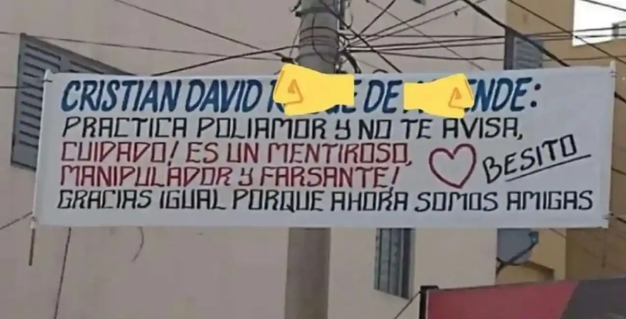 “Practica poliamor y no te avisa”: el pasacalle que se hizo viral en Córdoba