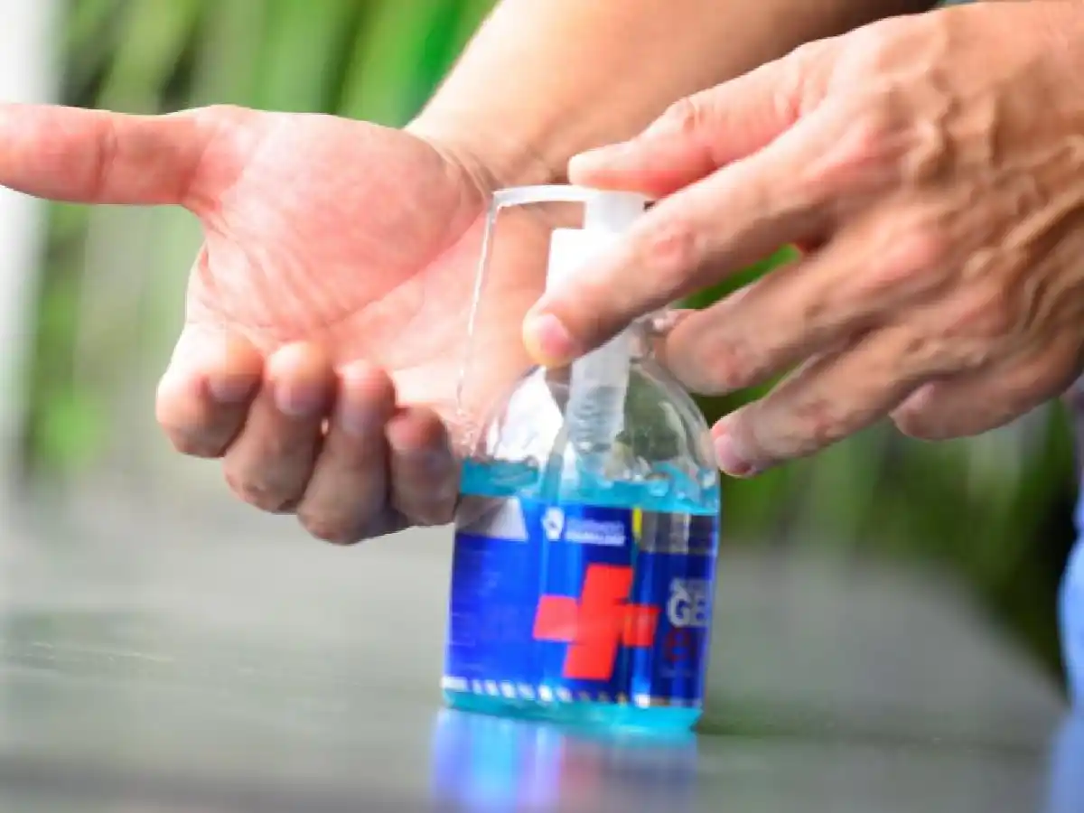 El Pami compró alcohol en gel y pagó más del doble de lo que cuesta en el mercado minorista