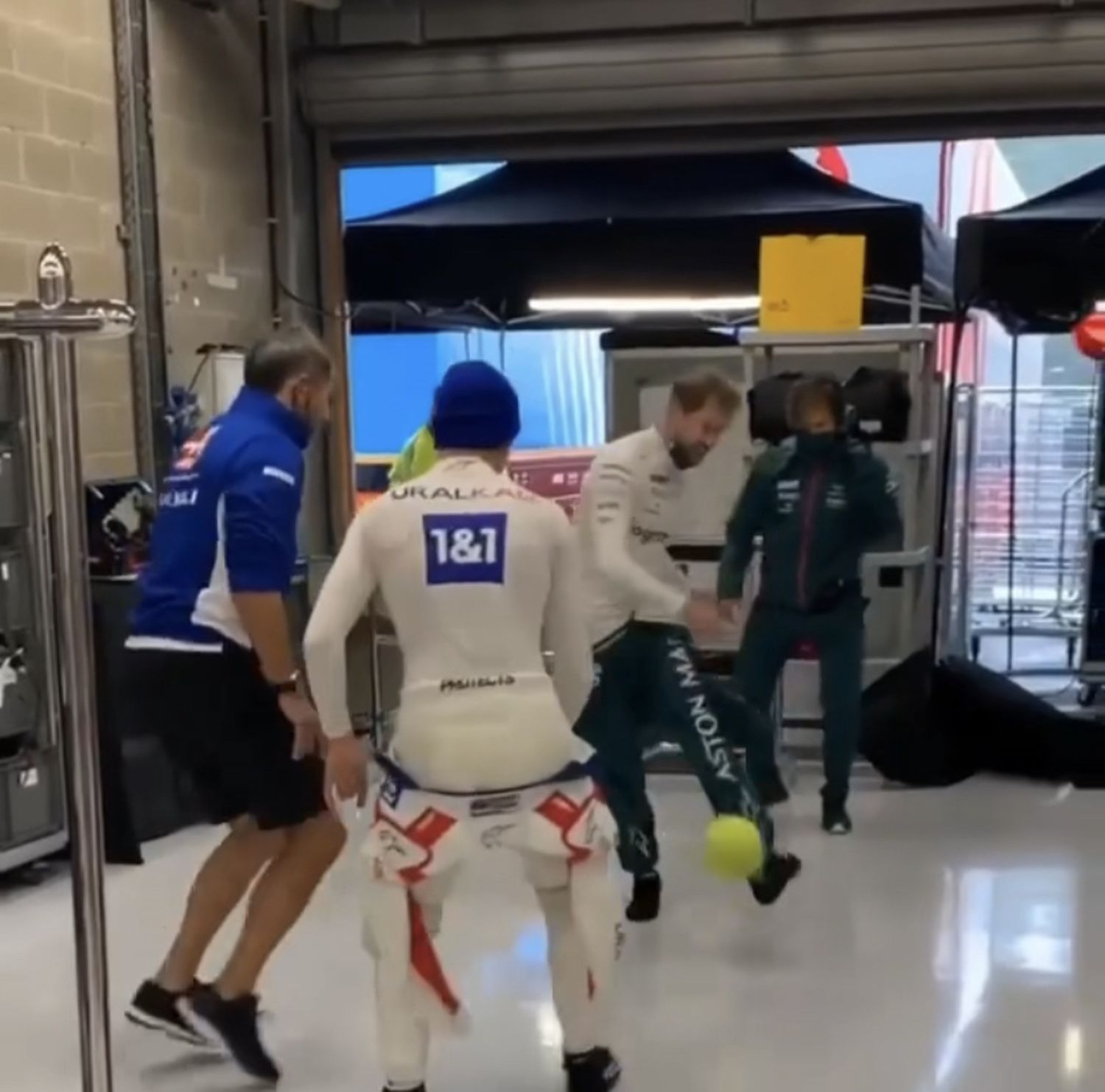 De la pista a la cancha de fútbol: Aston Martin vs Haas